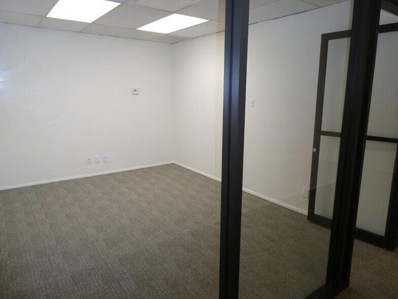 More Photos Of 447 W Burchett St, Glendale Office For Sale