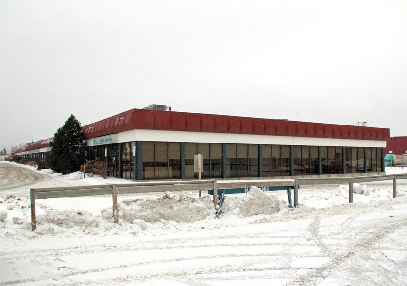 More Photos Of 11606-11642 149th St NW, Edmonton Showroom For Lease