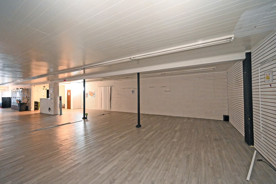 More Photos Of 6999 Colerain Ave, Cincinnati Storefront Retail Office For Lease