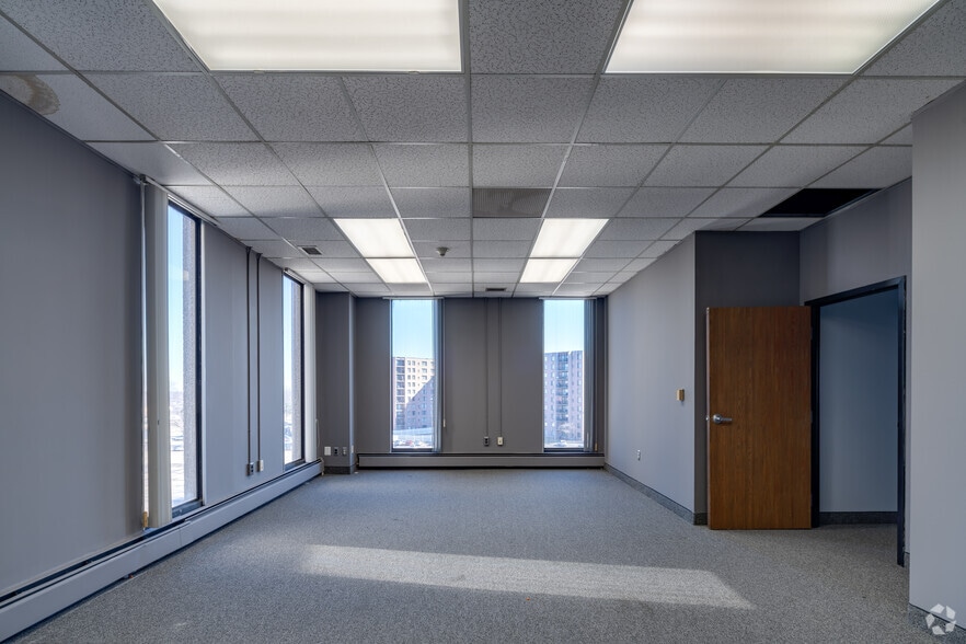 More Photos Of 25900 Greenfield Rd, Oak Park Office For Lease