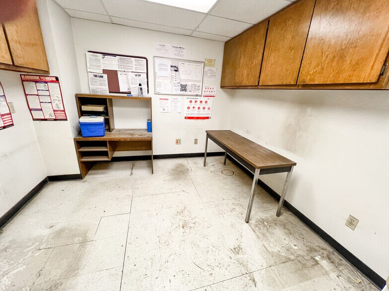 More Photos Of 300 W 61st St, Odessa Industrial For Sale