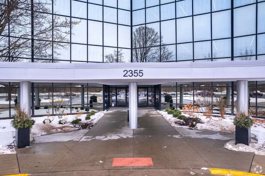 More Photos Of 2333 Waukegan Rd, Bannockburn Unknown For Lease