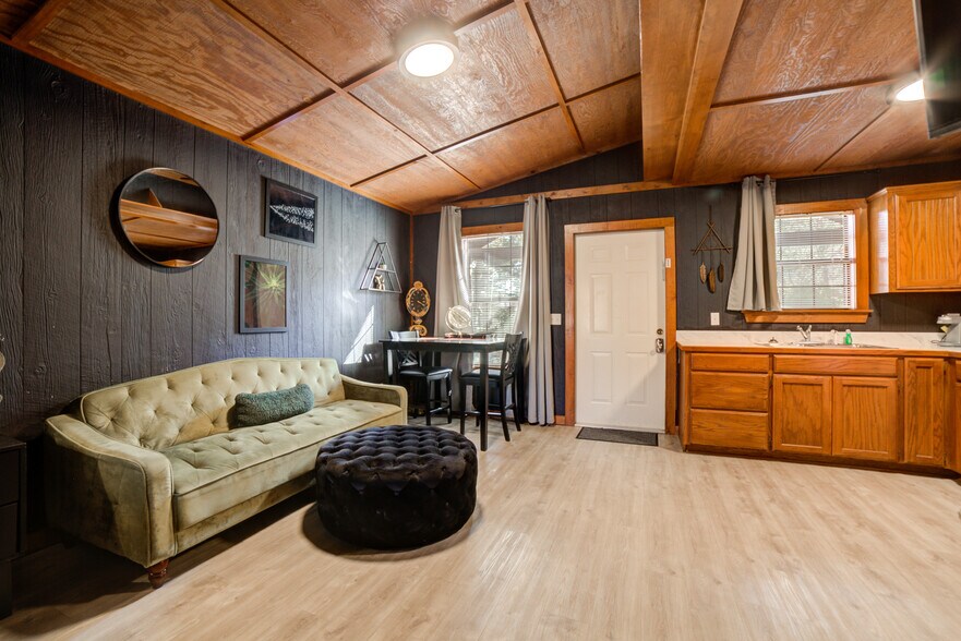 More Photos Of 446724 E 390 Rd, Langley Hotel For Sale