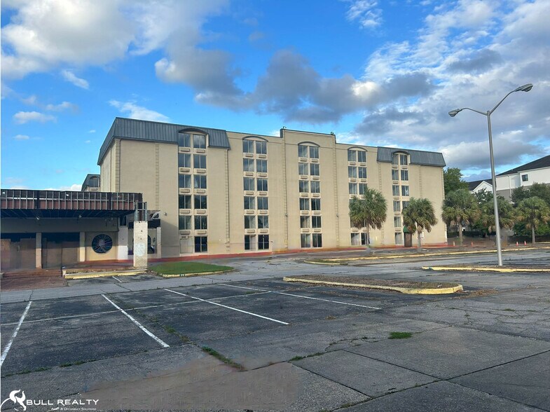 More Photos Of 1801 W Pinhook Rd, Lafayette Hotel For Sale