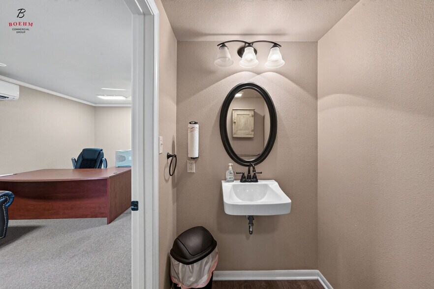 More Photos Of 115 Oak Park Dr, Boerne Office For Sale
