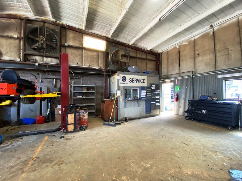 More Photos Of 425 E Front St, De Kalb Auto Dealership For Sale