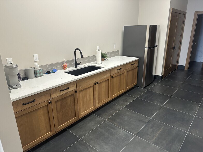 More Photos Of 5204 W Okanogan Ave, Kennewick Light Distribution For Lease