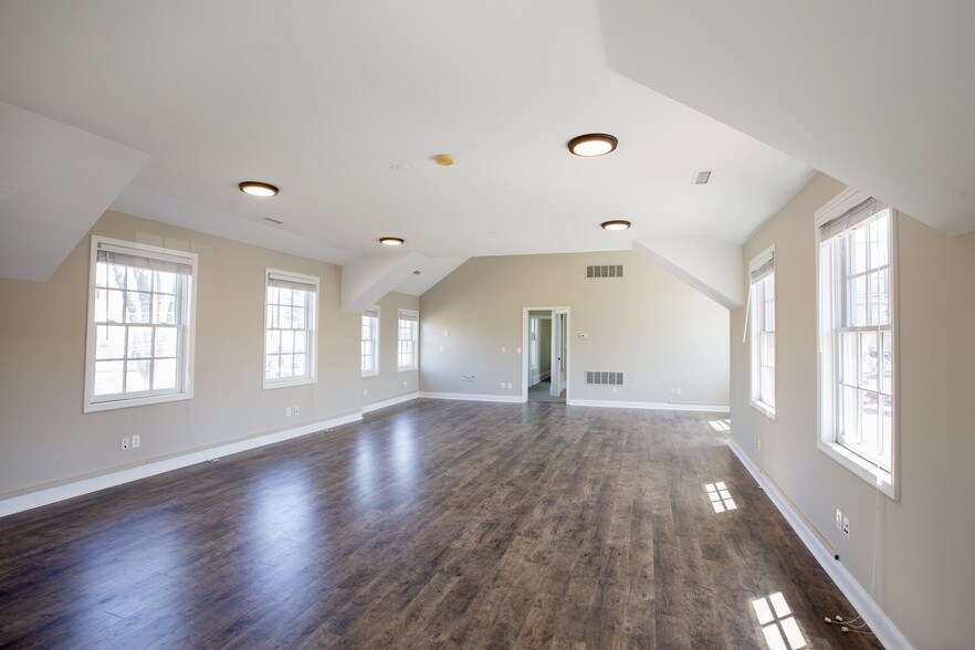 More Photos Of 30 W Bridge St, New Hope Freestanding For Lease