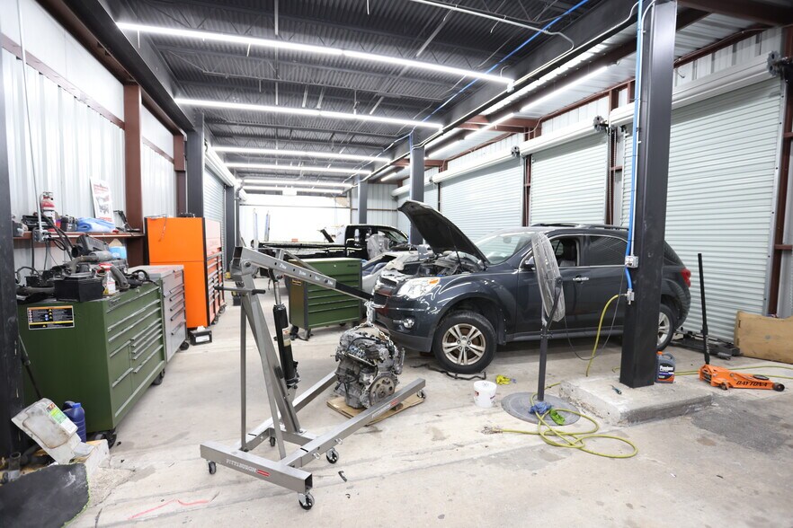 More Photos Of 101 Wells Fargo Dr, Houston Auto Repair For Sale