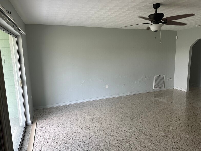 More Photos Of 3111 26th St W, Bradenton Flex For Sale