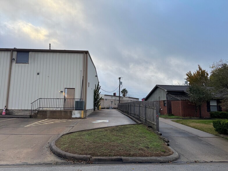 More Photos Of 1136 E Villa Maria Rd, Bryan General Retail For Lease