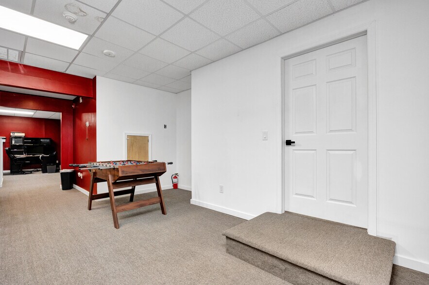 More Photos Of 429 W Main St, Patchogue Freestanding For Lease