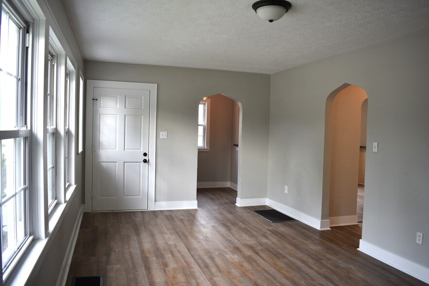 More Photos Of 1014 E 10th St, Jeffersonville Office Residential For Sale