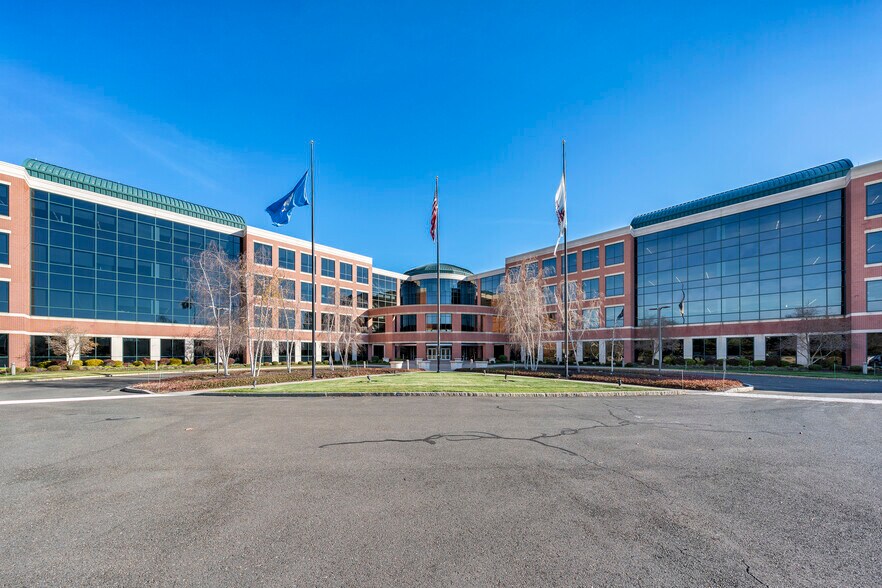 More Photos Of 1 Griffin Rd N, Windsor Office For Sale