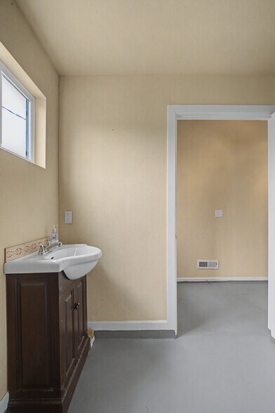 More Photos Of 330 Main Ave E, Soap Lake Freestanding For Lease