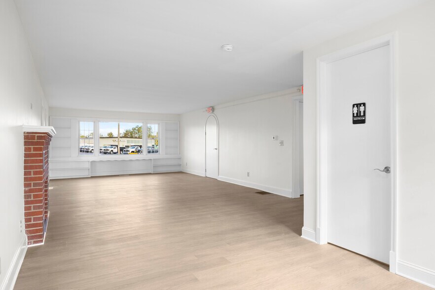 More Photos Of 267 Wolf Rd, Latham Office For Lease