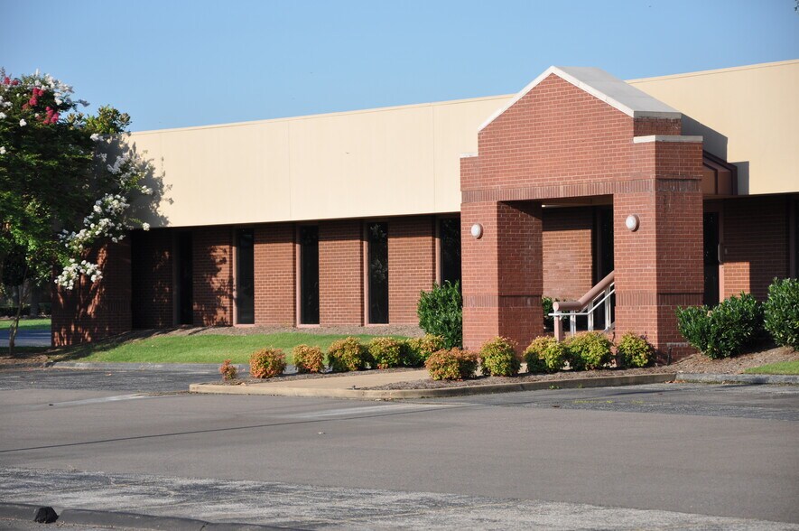 More Photos Of 2596 Corporate Ave E, Memphis Office For Lease