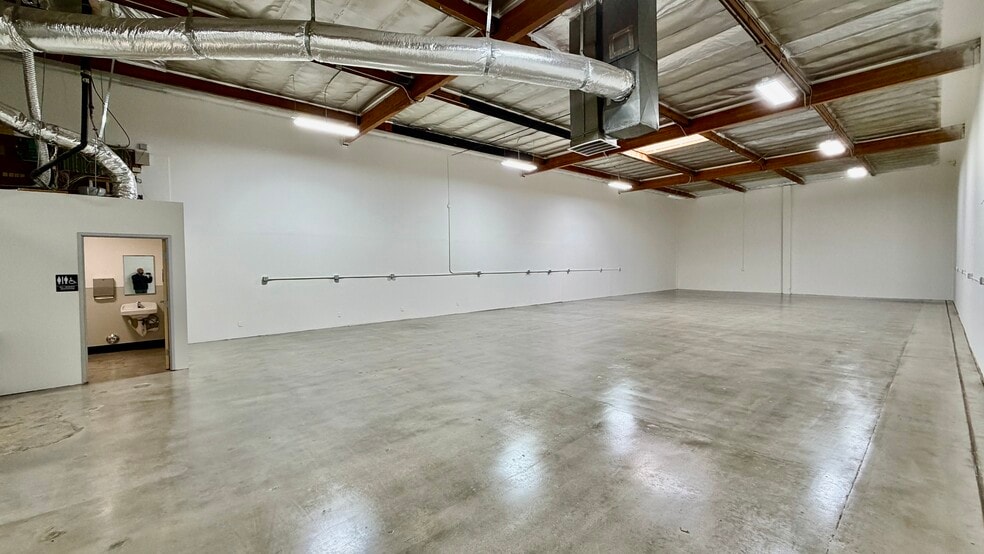 More Photos Of 18320-18330 Oxnard St, Tarzana Unknown For Lease