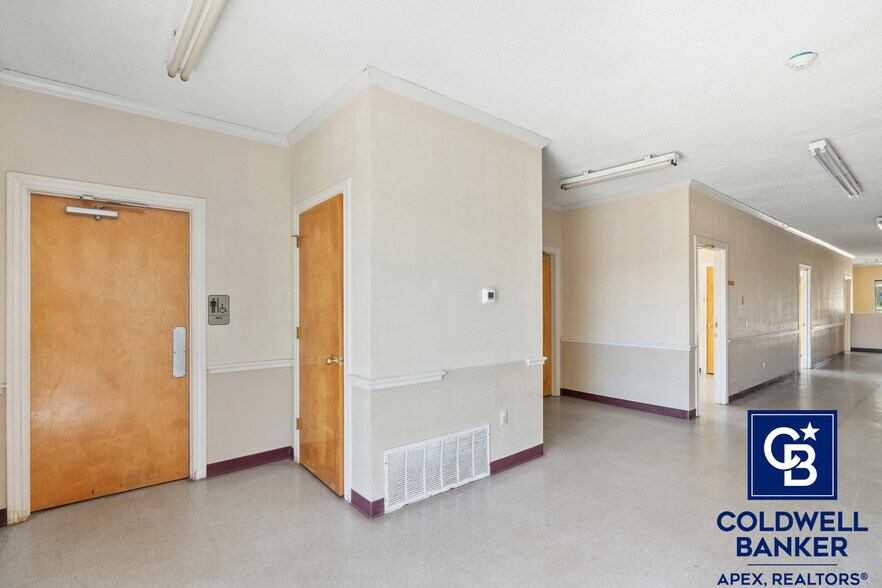 More Photos Of 302 Lincoln Park Dr, Cleburne Medical For Sale