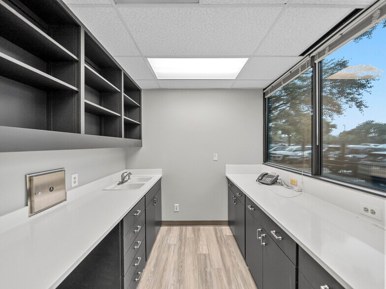 More Photos Of 375 Municipal Dr, Richardson Medical For Sale