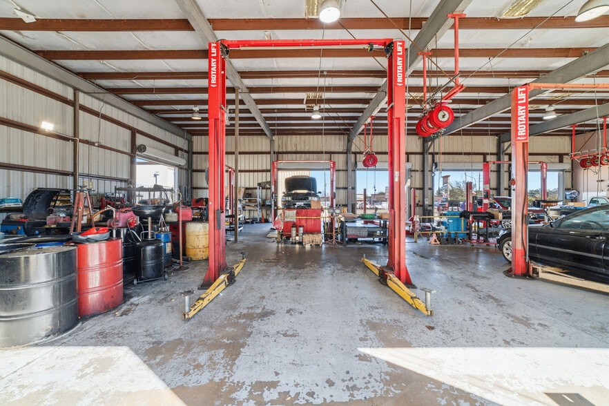 More Photos Of 11239 Veterans Memorial Dr, Houston Auto Repair For Sale