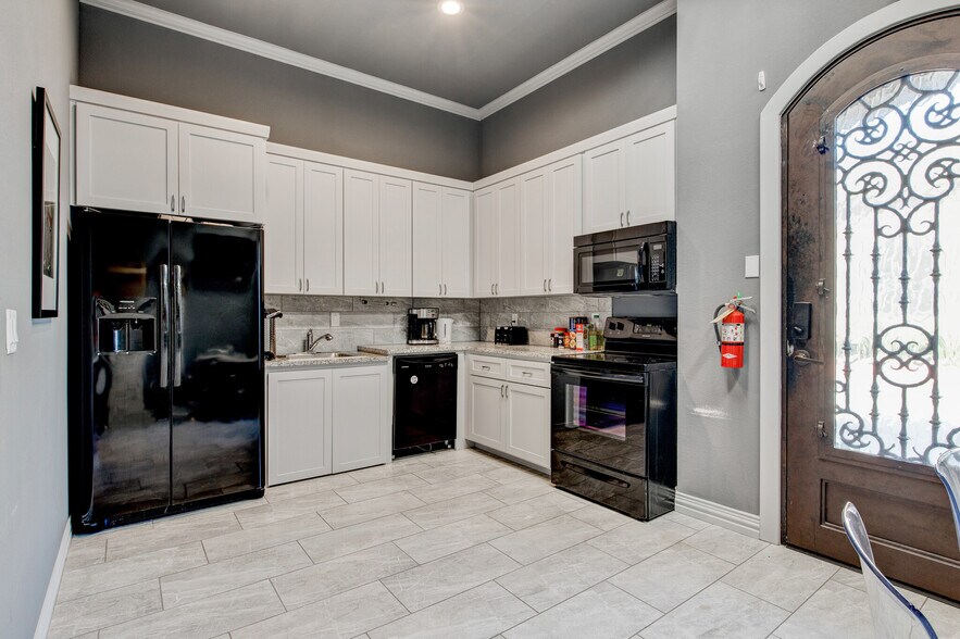 More Photos Of 8821 Davis Blvd, Keller Medical For Lease