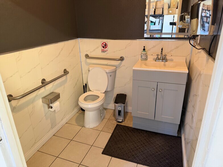 More Photos Of 962-966 S Santa Fe Ave, Vista General Retail For Lease