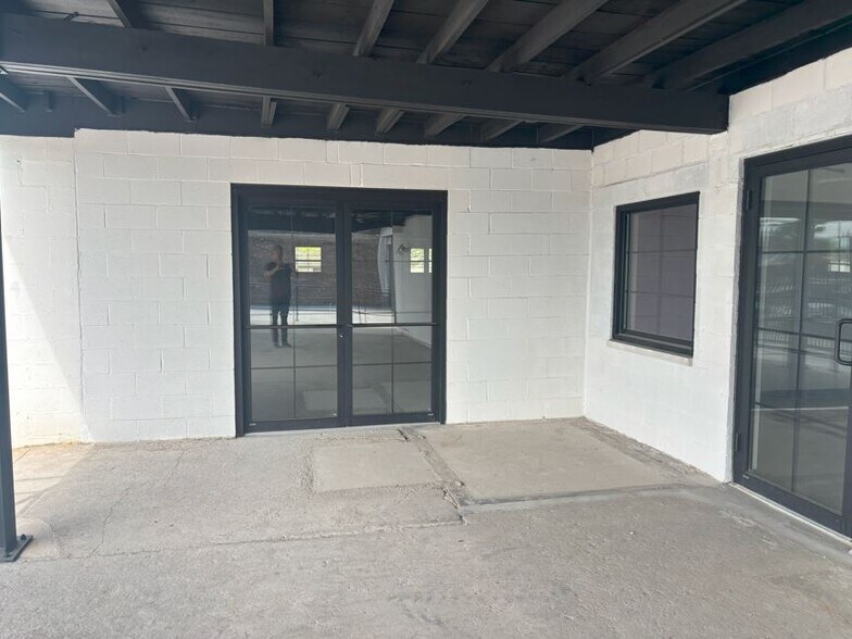 More Photos Of 2048 W Hubbard St, Chicago Showroom For Sale