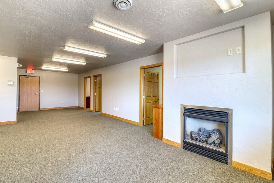 More Photos Of 5402 53rd Ave S, Fargo Auto Repair For Lease