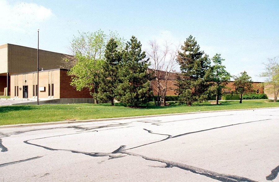 More Photos Of 2900 Downers Dr, Downers Grove Warehouse For Lease