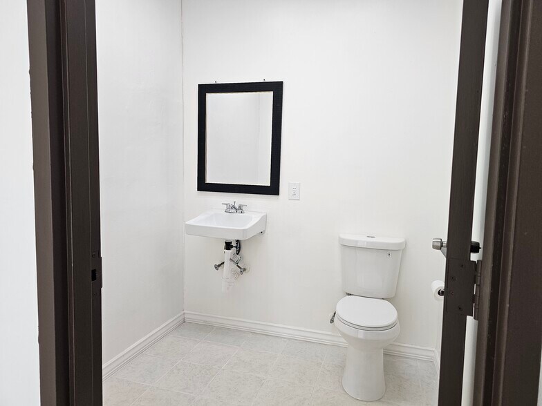 More Photos Of 9262 Culebra Rd, San Antonio Storefront Retail Office For Lease