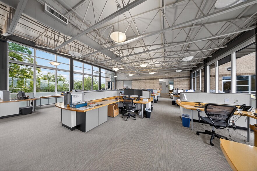 More Photos Of 3500 W Burbank Blvd, Burbank Office For Sale