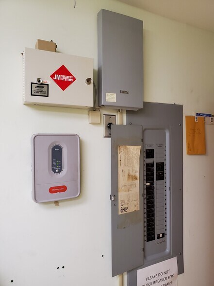 More Photos Of 920 Lawn Ave, Sellersville Medical For Sale