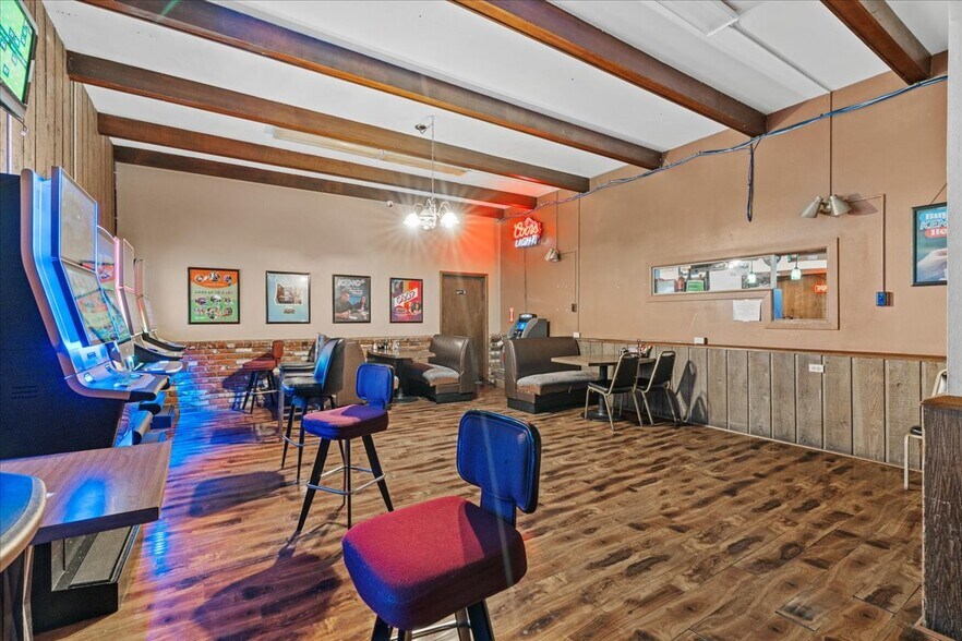 More Photos Of 535 S Columbia River Hwy, Saint Helens General Retail For Lease