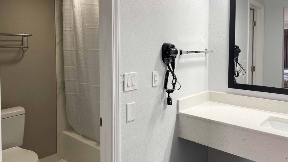 More Photos Of 8201 E Skelly Dr, Tulsa Hotel For Sale