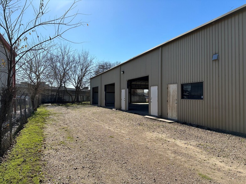 More Photos Of 6001 Centralcrest Dr, Houston Warehouse For Sale