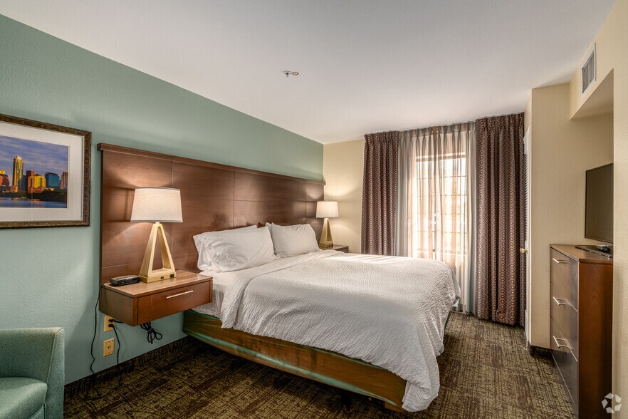 More Photos Of 520 I-35, Round Rock Hotel For Sale