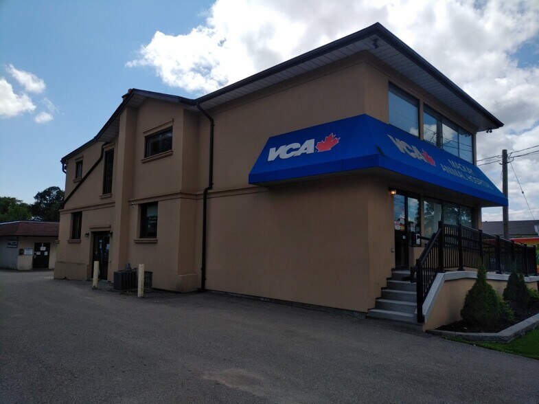More Photos Of 421 Dundas St E, Whitby Freestanding For Lease