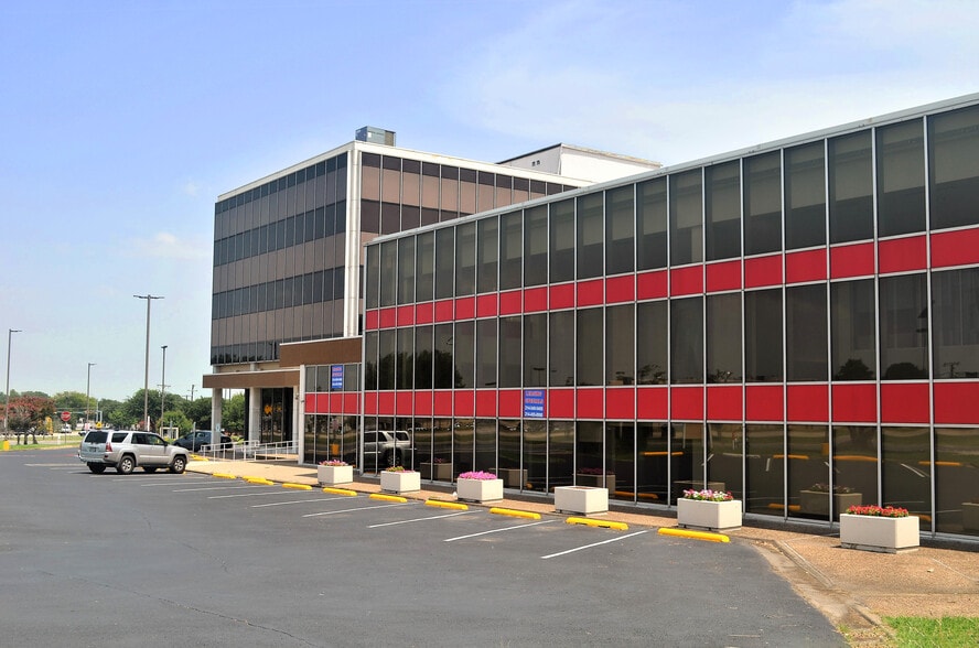 More Photos Of 2520 W Irving Blvd, Irving Office For Lease