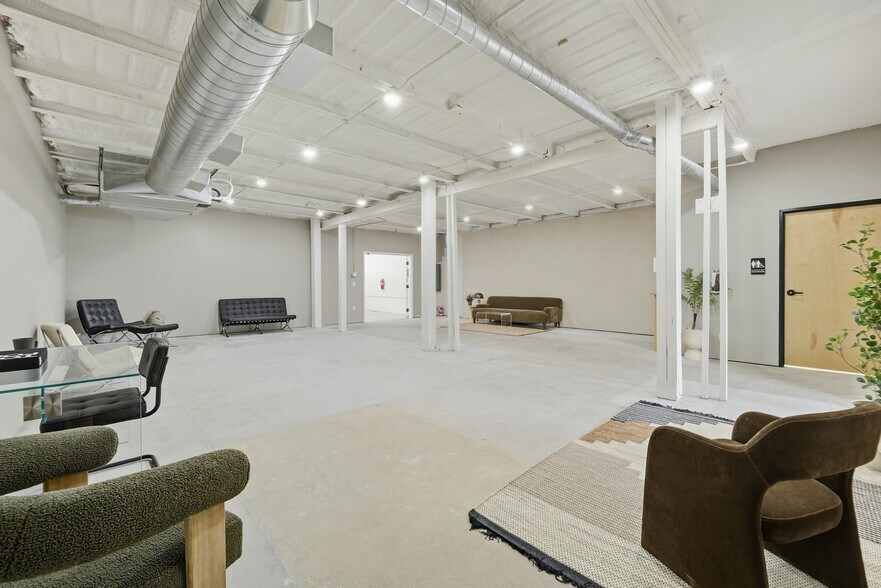 More Photos Of 104-108 W 31st St, Garden City Light Manufacturing For Sale