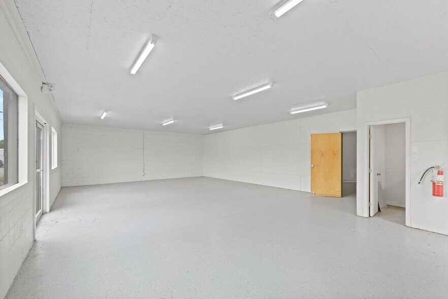 More Photos Of 317 S Old Corry Field Rd, Pensacola Showroom For Lease