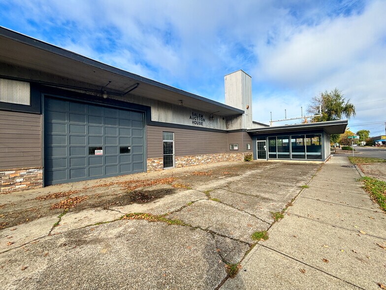 More Photos Of 1515 13th St SE, Salem Flex For Sale