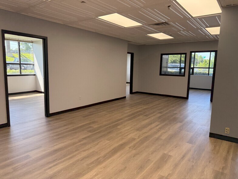 More Photos Of 565 Broadhollow Rd, Farmingdale Warehouse For Lease