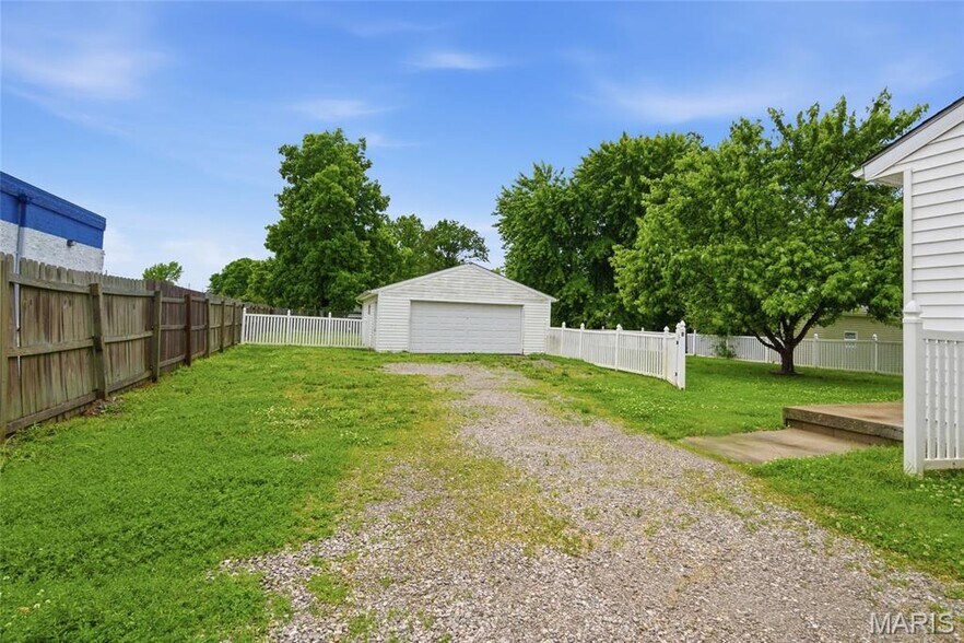 More Photos Of 5912 N Belt W, Belleville Flex For Sale