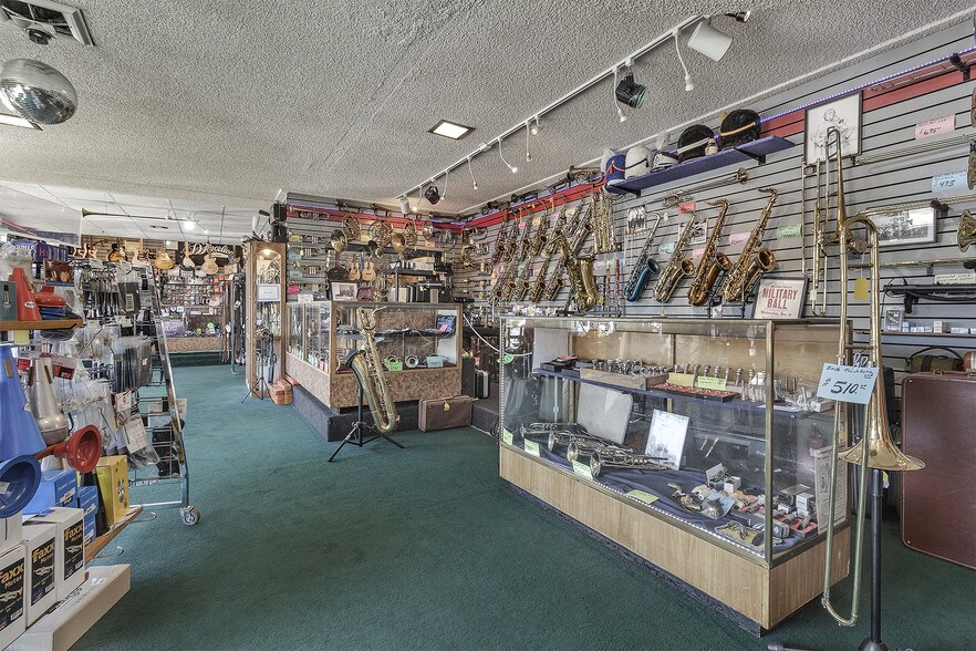 More Photos Of 1105 N Riverside Ave, Medford Freestanding For Sale