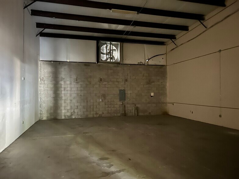 More Photos Of 811 NE 16th St, Ocala Warehouse For Lease