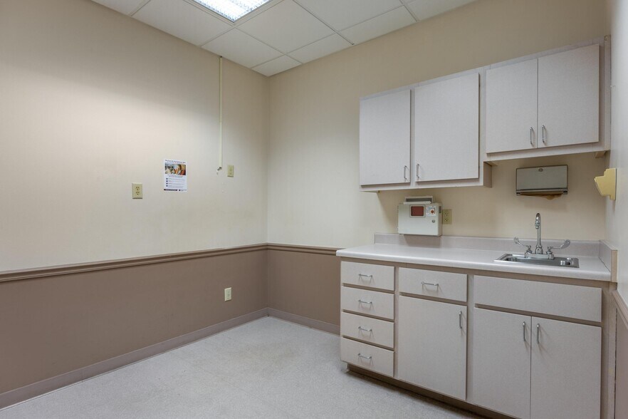 More Photos Of 1494 Stuart Rd NE, Cleveland Medical For Lease