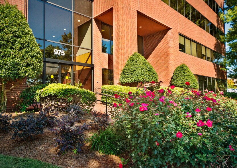 Primary Photo Of 975 Johnson Ferry Rd NE, Atlanta Medical For Lease