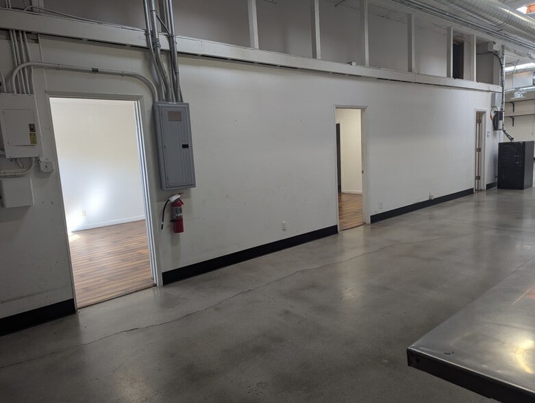 More Photos Of 530 Cypress Ave, Hermosa Beach Warehouse For Lease