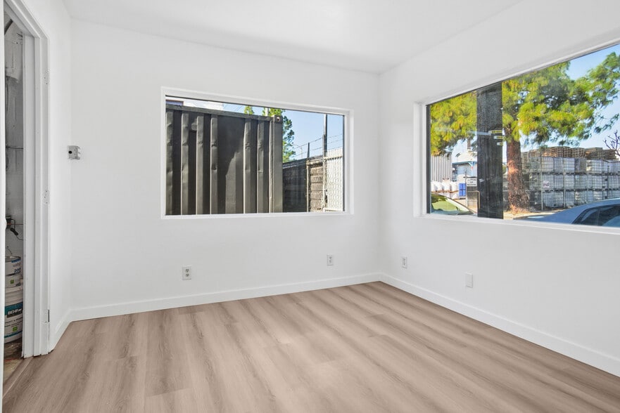 More Photos Of 20908 Itasca St, Chatsworth Light Manufacturing For Sale